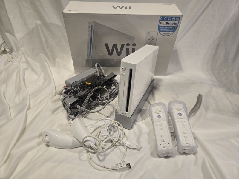 Nintendo Wii White Bundle Controllers Nunchucks Cords Sensor Bar USED READ WORKS