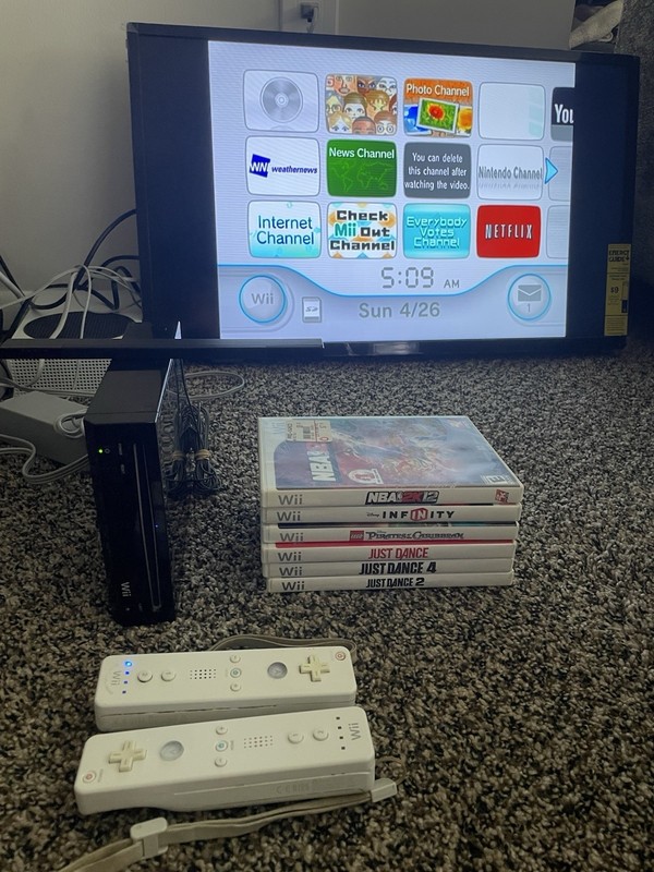 Nintendo Wii Console + 2 Controllers + 6 Games + Wii Controller Carry Case