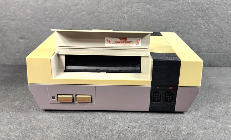 VINTAGE 1985 NINTENDO NES-001 CONTROL DECK BUNDLE MARIO GAME 2 CONTROLLERS GUN gallery