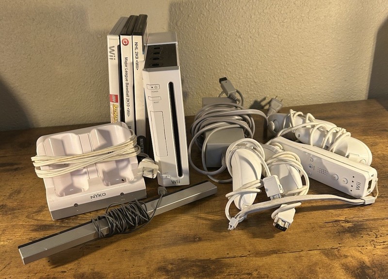 Nintendo Wii RVL-001 Console Bundle GameCube Compatible Tested Wii Remote Games