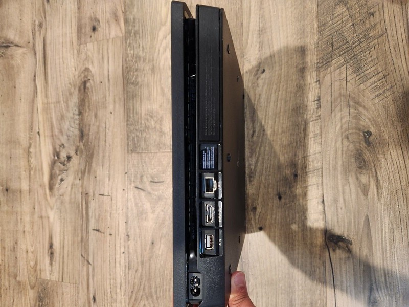 Playstation 4 + 2 Controllers + 7 games gallery