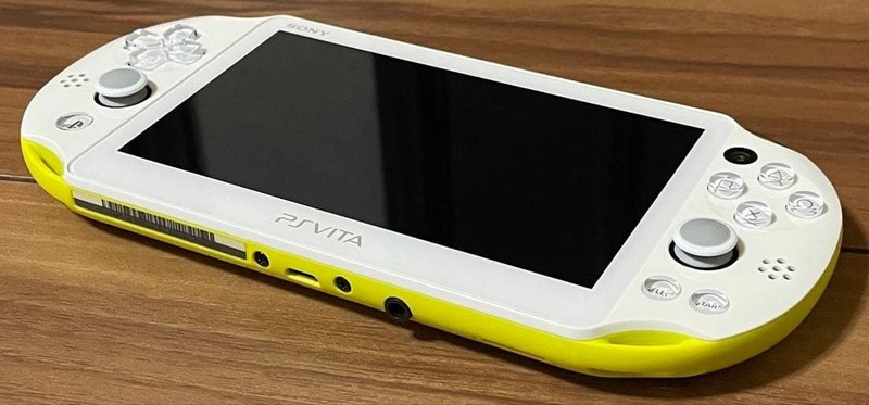 PS Vita Lime Green White PCH 2000ZA13 gallery