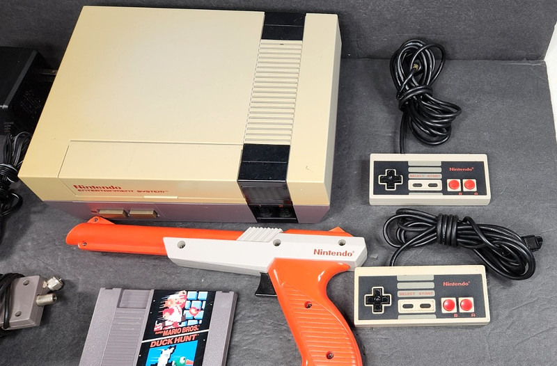 VINTAGE 1985 NINTENDO NES-001 CONTROL DECK BUNDLE MARIO GAME 2 CONTROLLERS GUN gallery