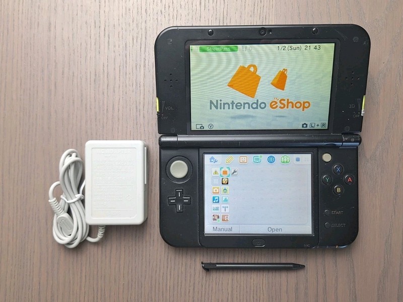 New Nintendo 3DS XL Lime Black | Charger + 32GB SD Card | Region Free TOP IPS