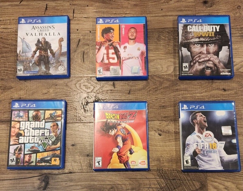 Playstation 4 + 2 Controllers + 7 games gallery