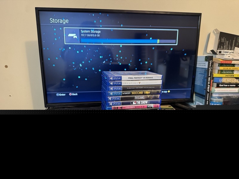 Sony PlayStation 4 Pro 1TB + 8 Games + Controller (Last Of Us, The Order 1886)