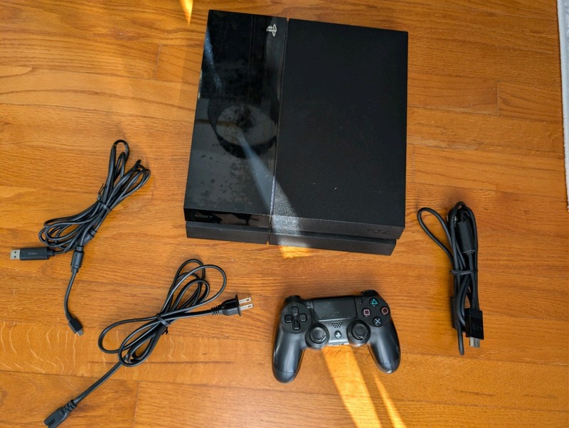Sony PlayStation 4 PS4Home Console – Black With One Controller And Cords Tested