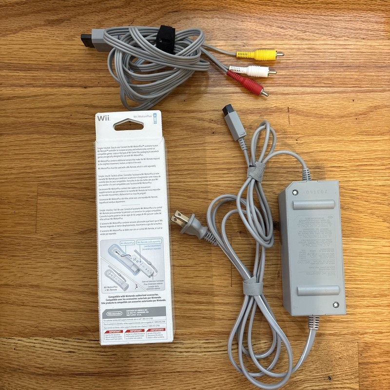 Nintendo Wii Console (RVL-001) + 2 wiimotes +1 classic controller + 4 games… gallery