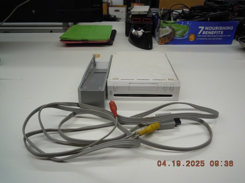 Nintendo Wii Console Model No. RVL-001 with RCA Cords and Wii Dock No-RVL-017