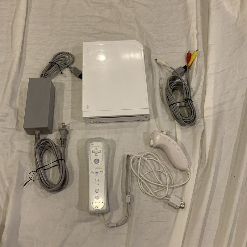 Nintendo Wii RVL-001(USA) Console W/ Cords and Controller Tested