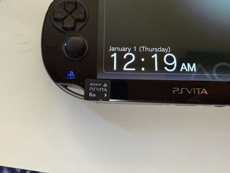 Sony PlayStation Vita PS Vita - Handheld Console - Black - PCH-1101 / Tested 8gb gallery