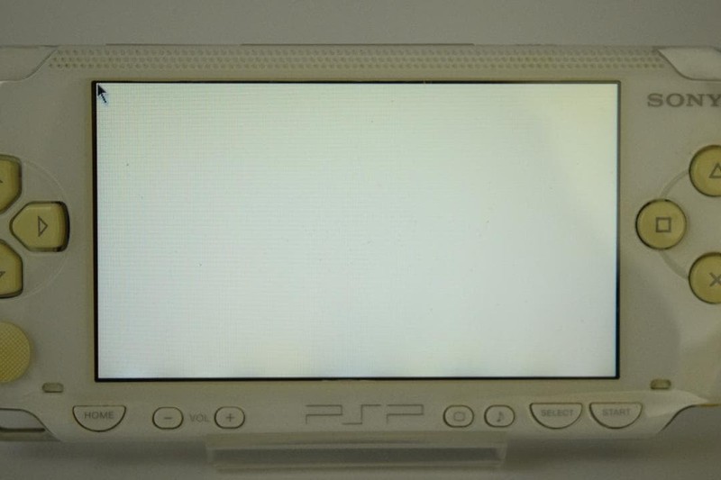 Sony PSP-1000 White Console w/ 32MB Memory Card Tested Region Free Japan gallery
