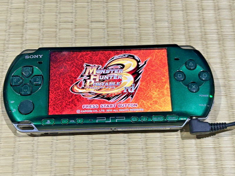 PlayStation Portable PSP-3000 Spirited Green AC Adapter Monster Hunter Alpha