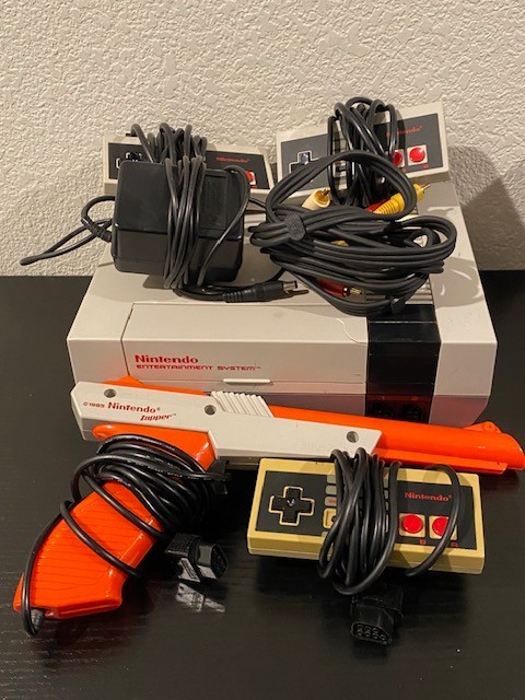Nintendo NES Home Console – With Light Gun & 3 Controllers – Tested & Working