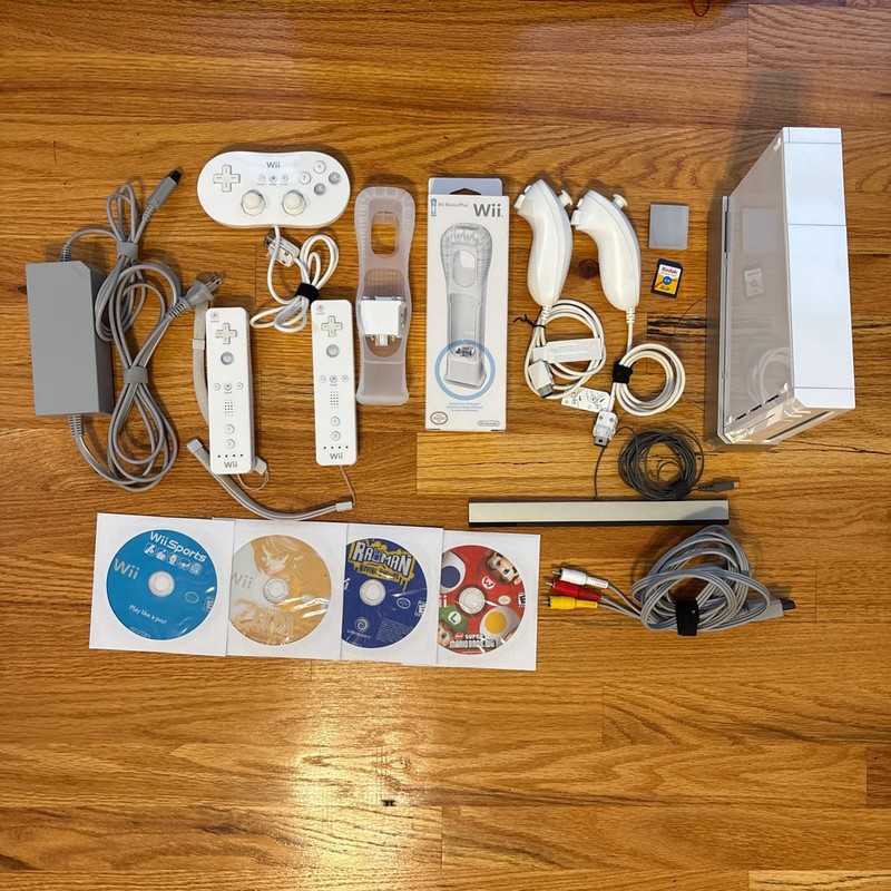 Nintendo Wii Console (RVL-001) + 2 wiimotes +1 classic controller + 4 games…