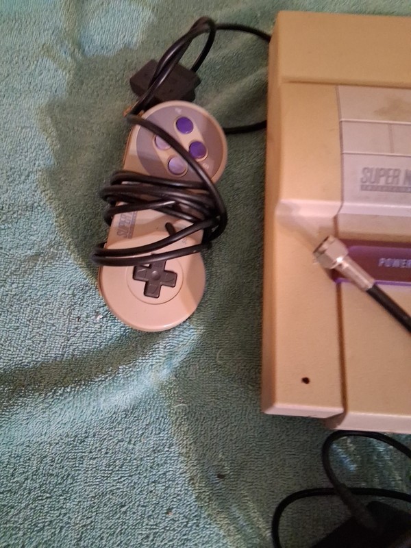 Super Nintendo SNS Console Bundle 2 Controllers Authentic Power Cord And Antenna gallery