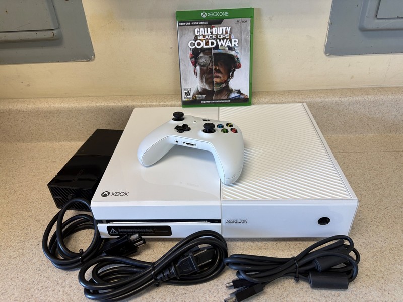 Microsoft Xbox One 1540 500GB Console – I MADE THIS Launch Team 2013 Edition