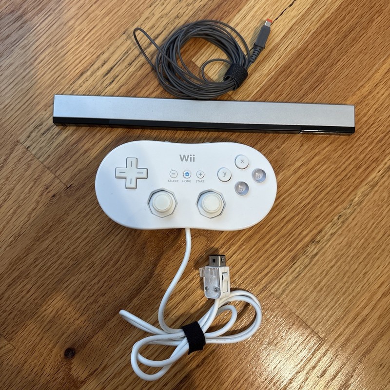 Nintendo Wii Console (RVL-001) + 2 wiimotes +1 classic controller + 4 games… gallery