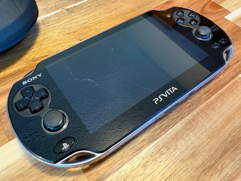 Sony PlayStation Vita 3G/Wi-Fi 16GB memory card - Black gallery