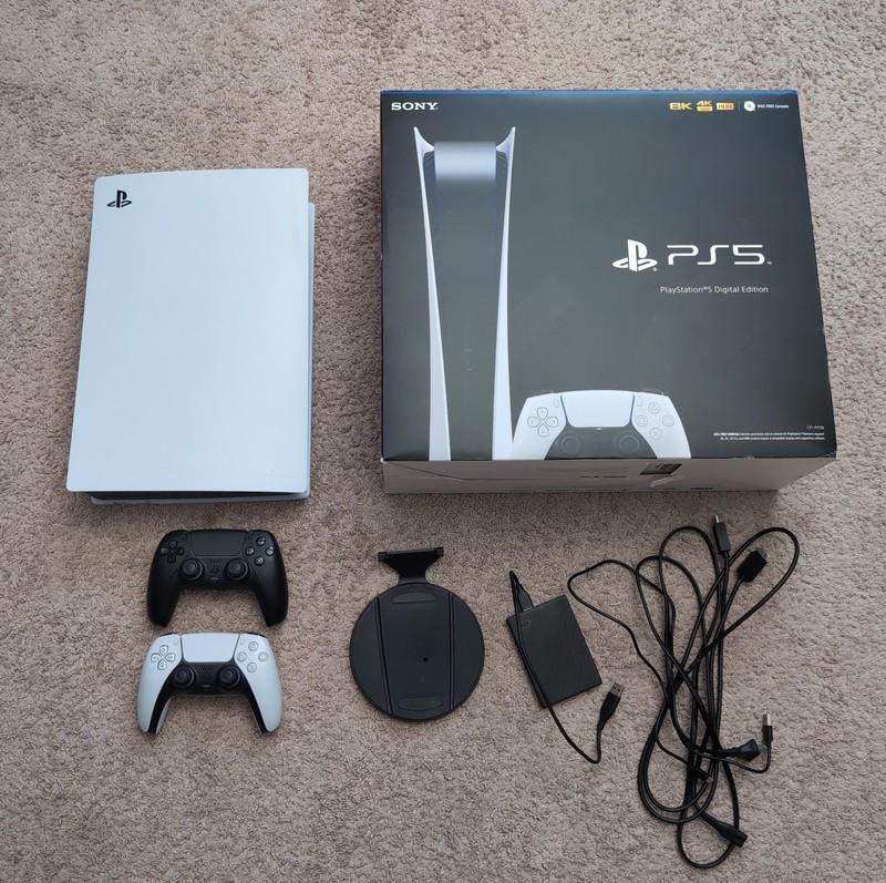 PlayStation 5 Digital Edition 825GB White EXTRA controller External storage inc.