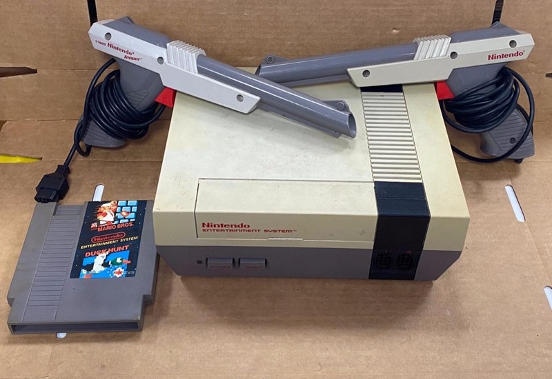 NINTENDO NES-001 CONSOLE W/ 2 ZAPPER LIGHT GUN & 1 GAME- UNTESTED SELLING AS IS.
