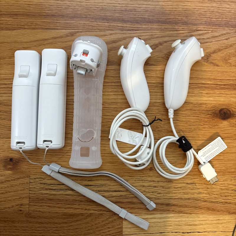 Nintendo Wii Console (RVL-001) + 2 wiimotes +1 classic controller + 4 games… gallery