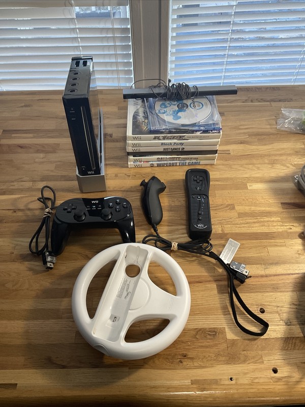 Nintendo Wii Console Bundle Black RVL-001 (Wii-002)