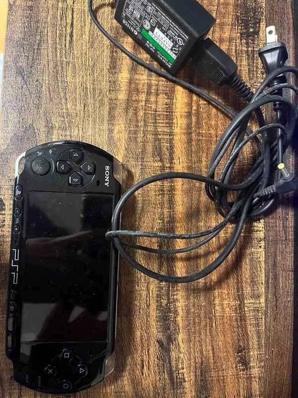 PSP3000 (case charger cartridges many memory cards)