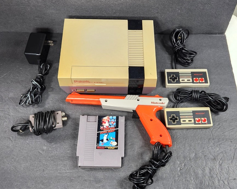 VINTAGE 1985 NINTENDO NES-001 CONTROL DECK BUNDLE MARIO GAME 2 CONTROLLERS GUN gallery