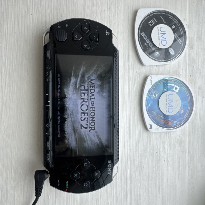 PSP 1000 Black W/Charger 32mb Memory Card and 3 Games Bundle Tested
