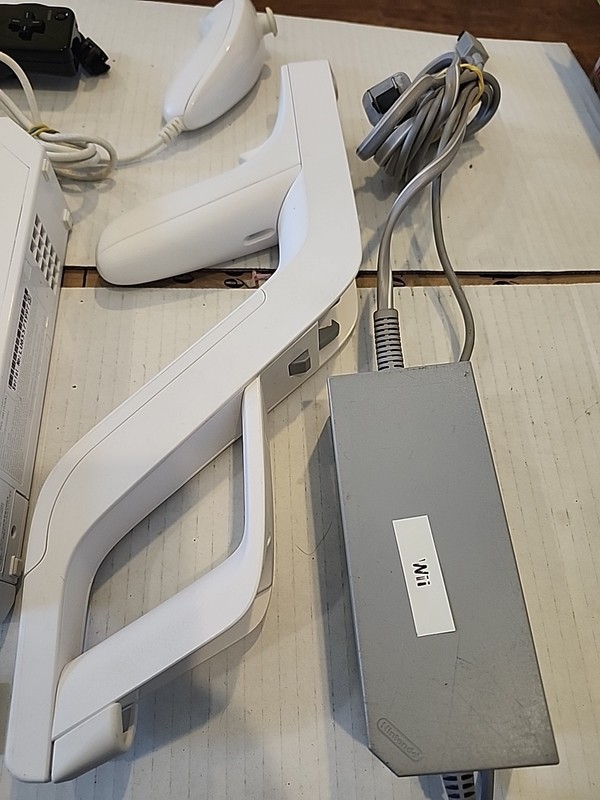 Nintendo RVL-101 Wii Console w 1 Generic Controller Chuck Gun OEM Charger Tested gallery