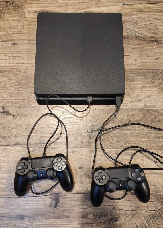 Playstation 4 + 2 Controllers + 7 games
