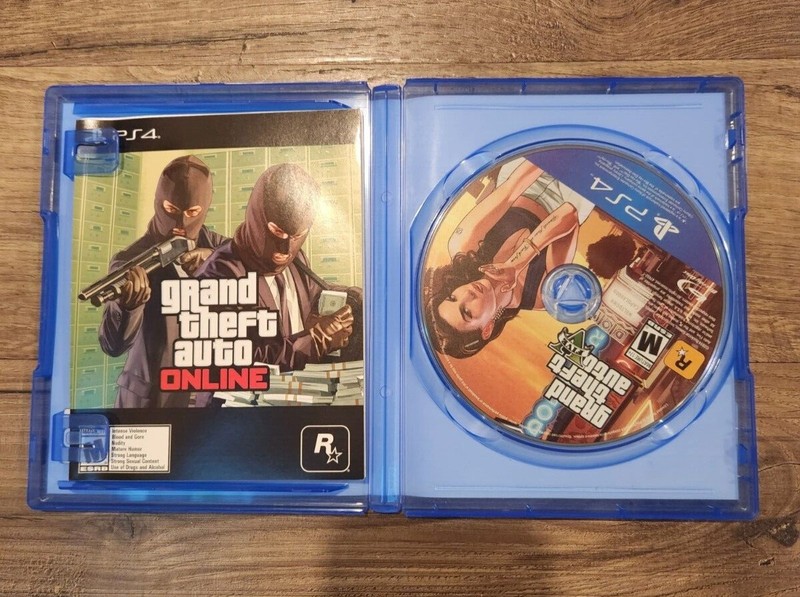 Playstation 4 + 2 Controllers + 7 games gallery