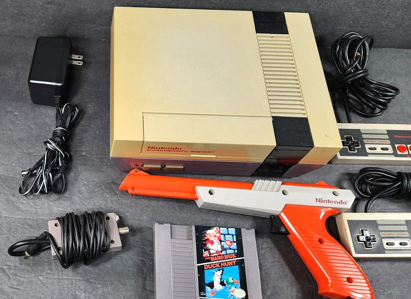 VINTAGE 1985 NINTENDO NES-001 CONTROL DECK BUNDLE MARIO GAME 2 CONTROLLERS GUN gallery