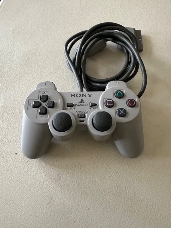 Sony PlayStation SCPH-5501 with 2 controllers, 3 games, 2 memory cards - Tested gallery