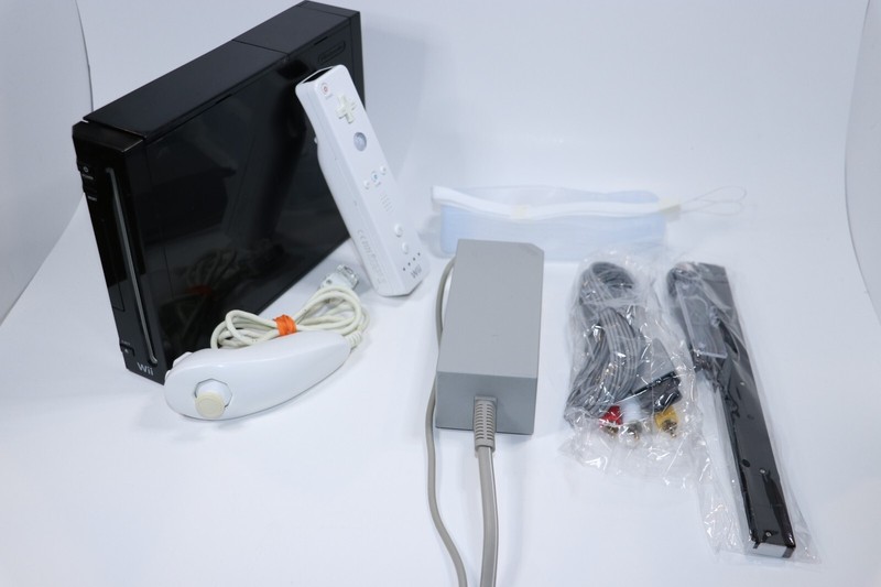 NINTENDO WII RVL-001 101 CONSOLE BLACK WHITE GREAT WORKING W/COSMETIC SCRATCHES