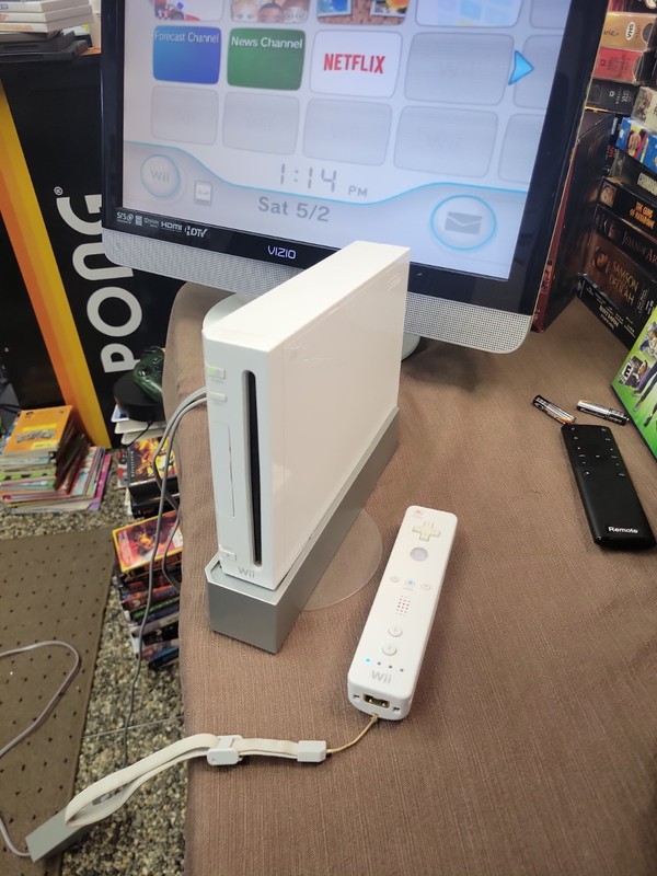 Nintendo Wii Console Plays GameCube Games. Includes Wiimote And 7 Games