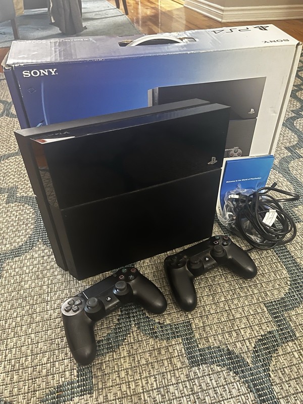 Sony PlayStation 4 PS4 500GB Black CUH-1215A 2 Controllers 2 Games CIB
