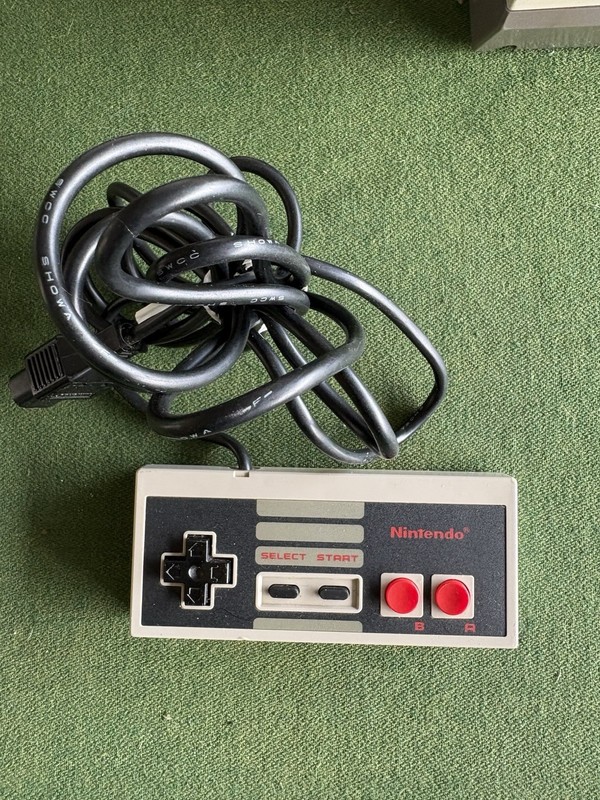 Original Nintendo NES Console and One Controller (UNTESTED) gallery