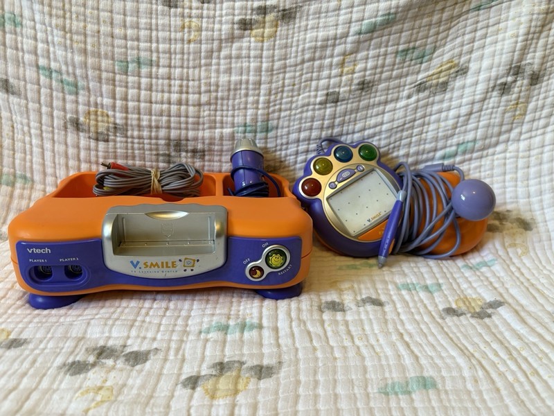 VTech V.Smile TV Learning System Console w/ Controller, Cables, 2 Player RCA gallery