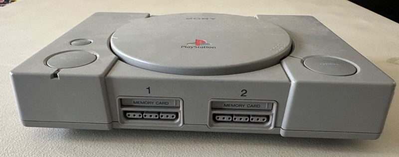 Sony PlayStation SCPH-5501 with 2 controllers, 3 games, 2 memory cards - Tested gallery