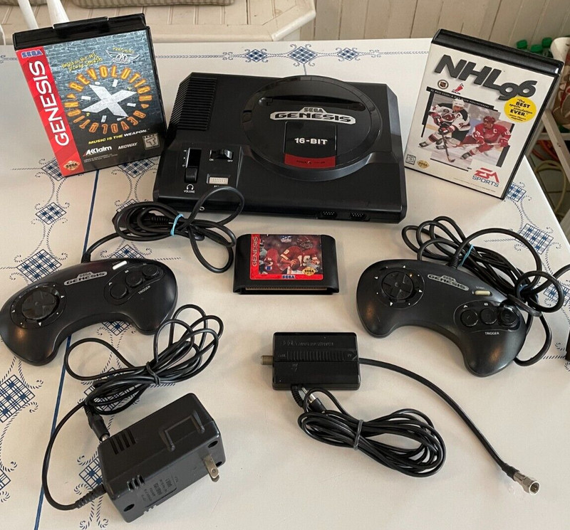 SEGA GENESIS Console 1601 Game System 2 Controllers 3 Games Power + RF Cords WRX