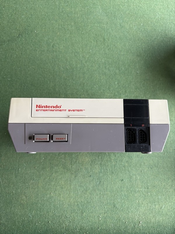 Original Nintendo NES Console and One Controller (UNTESTED) gallery