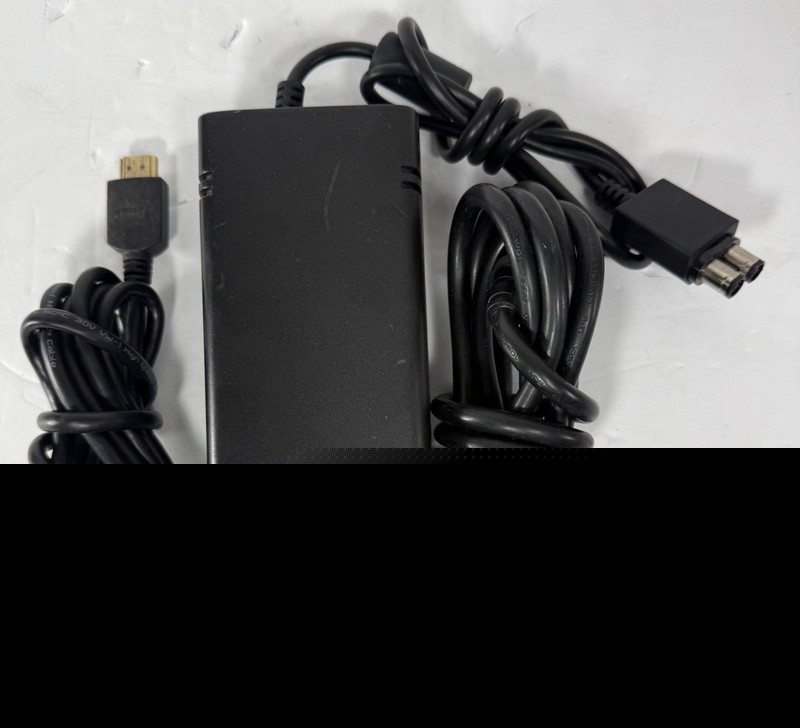 Microsoft Xbox 360 Slim Console Model 1439 4GB + Controller & Cables - Working gallery