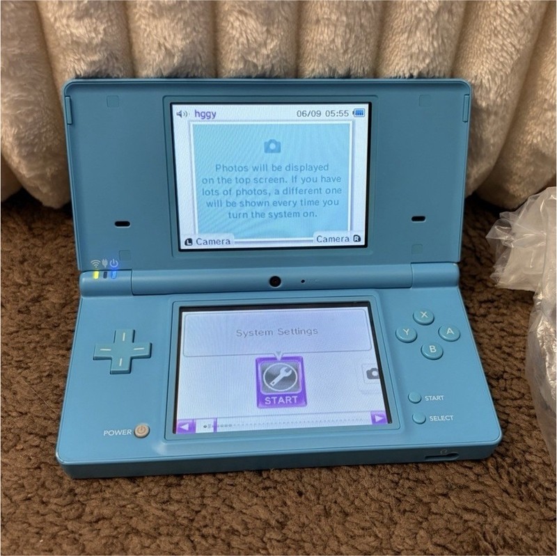 Nintendo DSi Blue Handheld Console Built-In Camera/Mic 256MB NTSC-U/C +Charger