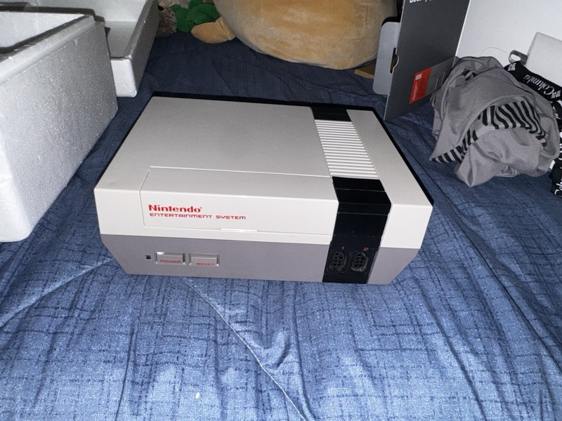 Nintendo NES Deluxe Set Console w/ R.O.B. & Zapper Light Gun gallery