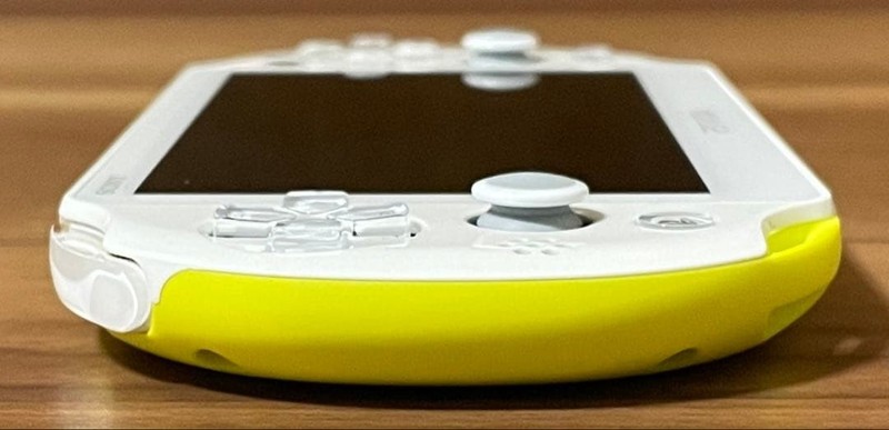 PS Vita Lime Green White PCH 2000ZA13 gallery
