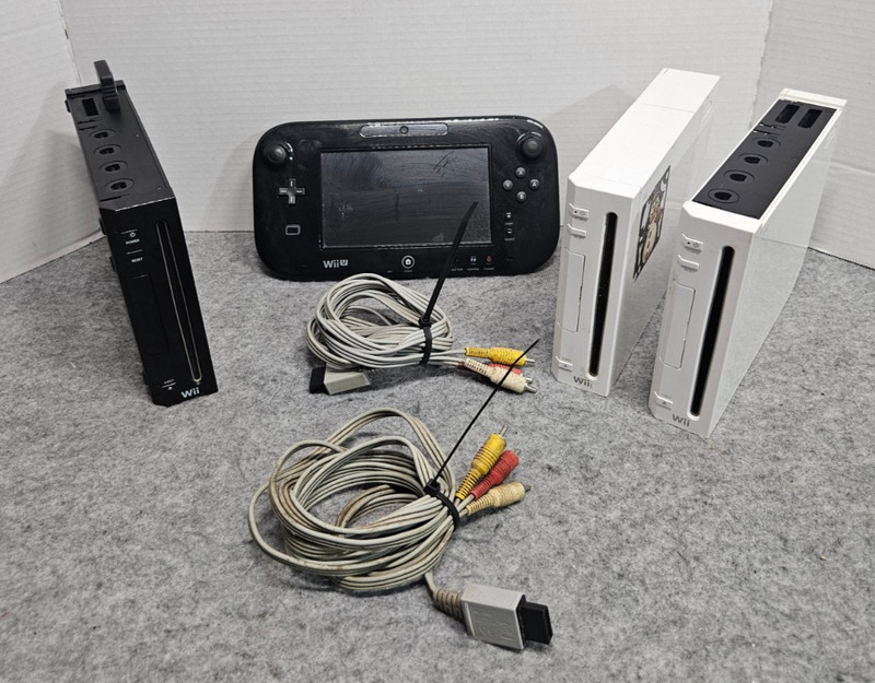 Nintendo Mixed Lot of 7 White & Black Wii- Will U gamepad Card & Cords UNTESTED