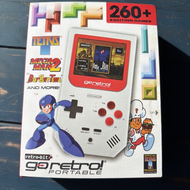 Retro-Bit Go Retro Portable Game -over 260 Games. Mega Man, Tetris, 1941 ETC.