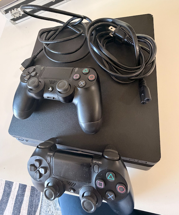 Sony Playstation 4 PS4 Slim 1TB And 2 Wireless Controller